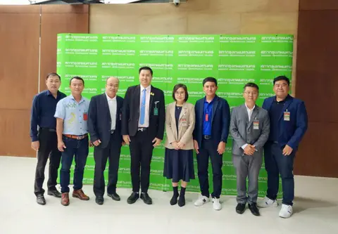 Đoàn làm việc chụp ảnh trước phông xanh