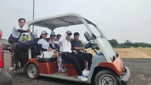 Nhóm ngồi trên xe golf