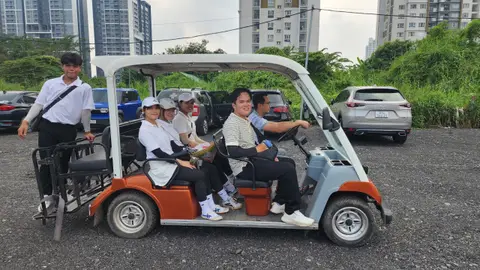 Nhóm ngồi trên xe golf (bản khác)
