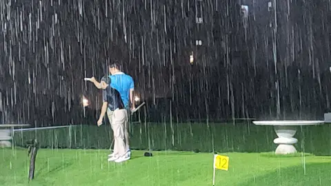 Chơi golf dưới mưa lớn