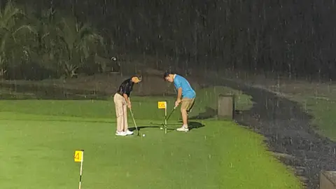 Chơi golf trong mưa