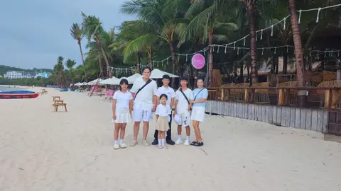 Nhóm học viên trên bãi biển