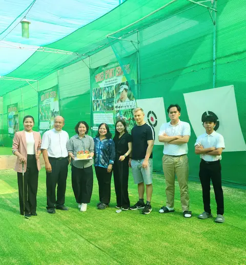 Nhóm chụp ảnh trong khu tập có lưới xanh