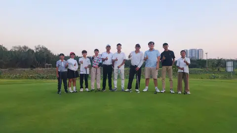 Nhóm chụp ảnh lúc hoàng hôn trên fairway