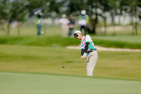 Golfer nhí đánh chip cạnh bunker
