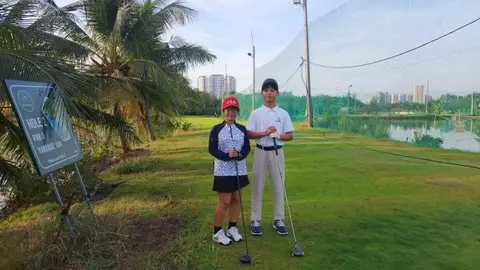 Hai học viên bên sân tập cạnh hồ