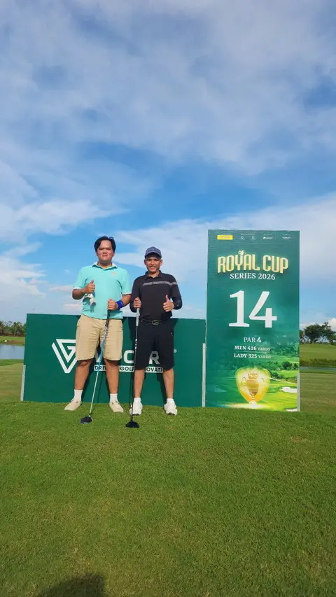 Hai người chụp ảnh tại bảng Royal Cup
